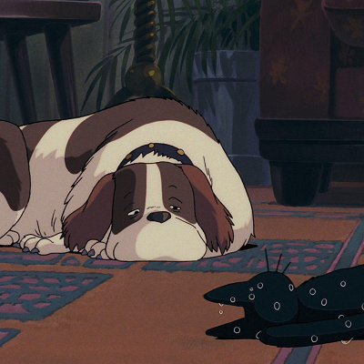 ぬいぐるみのふりをするジジ