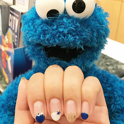 エルモとクッキーモンスターの仲良しネイル（クッキーモンスター）