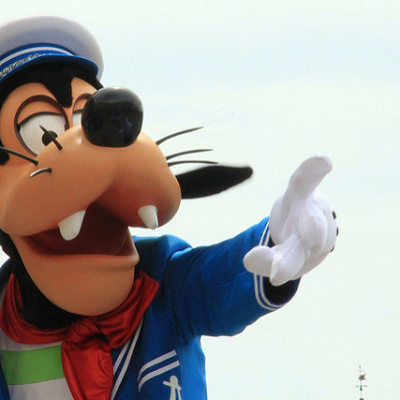 セーラー服もお似合いのグーフィー