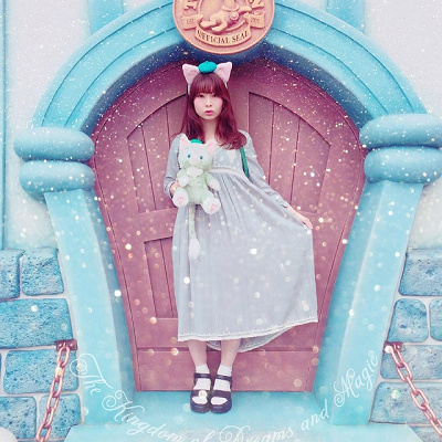 グレーのワンピース×おじサンダル