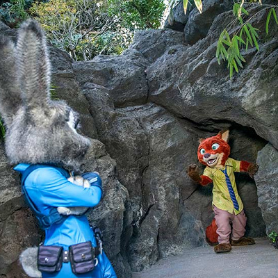 グリーティングはマスク着用＆キャラクターと距離を保った上で行う