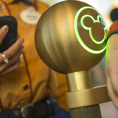 エントランスでマジックバンドをかざすゲスト