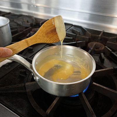 ⑧を弱火で熱し、なめらかになるまで混ぜる