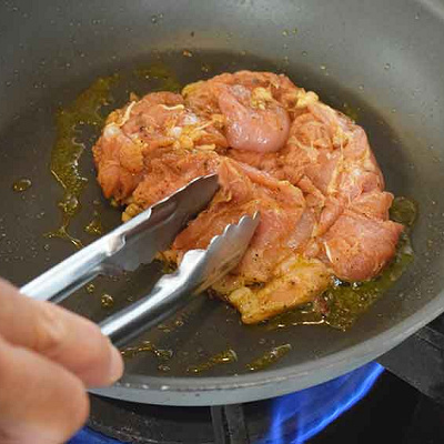 フライパンに油を入れ熱し、鶏肉を皮面から焼きあげる
