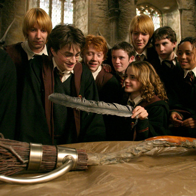 ハーマイオニー・グレンジャー（羽を持っている手前の女性）