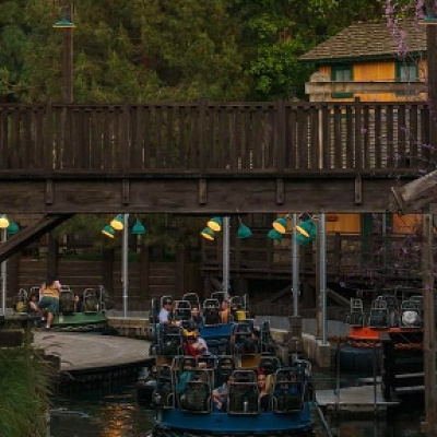 こんな感じのカントリーな建物から出発します。この後はビショ濡れです！