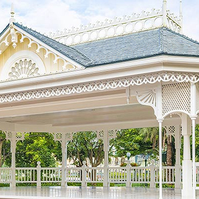 プラザパビリオン・バンドスタンド前