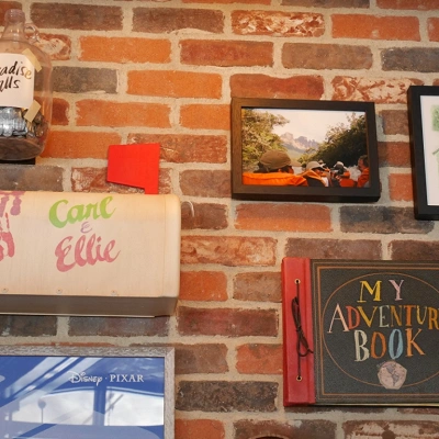 基調なアート作品の数々が飾られている店内