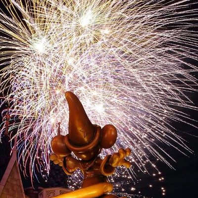 ミッキーが花火を咲かせている？！