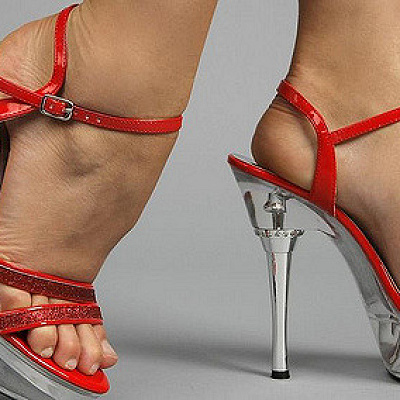 女性は疲れる原因となる高いヒールは避けるのがベスト