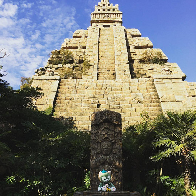 面白いかっこうをしてとっているカップルがたくさんいるようですよ♡