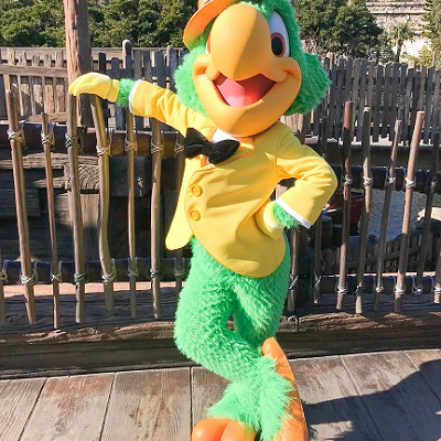 黄色いジャケットやカンカン帽、蝶ネクタイがおしゃれでかっこいいホセ・キャリオカ