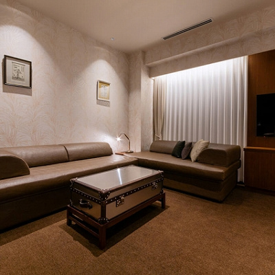 ジュラシックワールドルームのソファーエリア