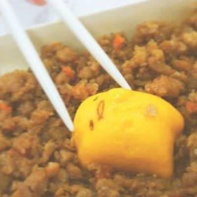 ぐでたまかまぼこを鶏そぼろにオンするだけでカンタンキャラ弁に♪