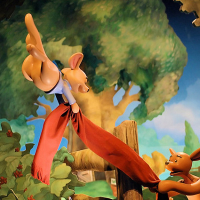 風で飛ばされそうなルーとルーを助けようとするカンガ