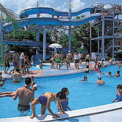 夏にはプールである「リナビーチ」も開かれます