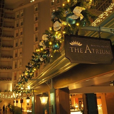 ホテル滞在に便利なショップが並ぶ