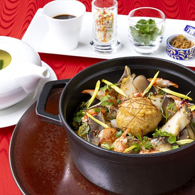 オマール海老とエゾアワビのココットご飯 たまり醤油香る焦がしバターソースと和風グリーンカリースープ