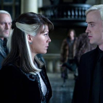 左奥の人物がルシウス・マルフォイ