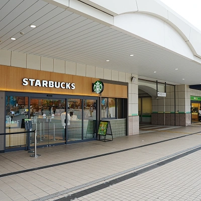 舞浜駅には改札内と出口すぐのところにコンビニがある