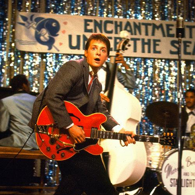 「ジョニー・B・グッド」を演奏するマーティ／映画『バックトゥザフューチャー』