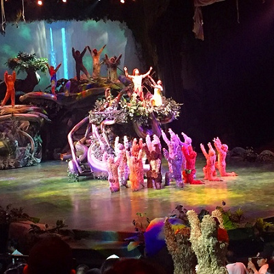 中国雑技に目を見張る