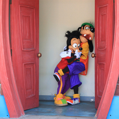 ディズニーリゾートで親子水入らずの時間を過ごすマックスとグーフィー