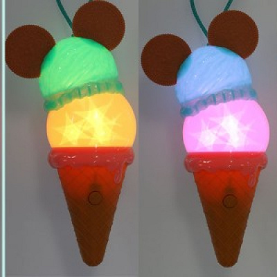 ミッキーアイスクリームのペンダント（光ったところ）