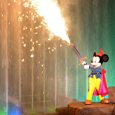 剣でマレフィセントを退治するミッキー