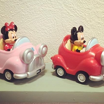 かわいいミニカーに乗るミッキーミニー