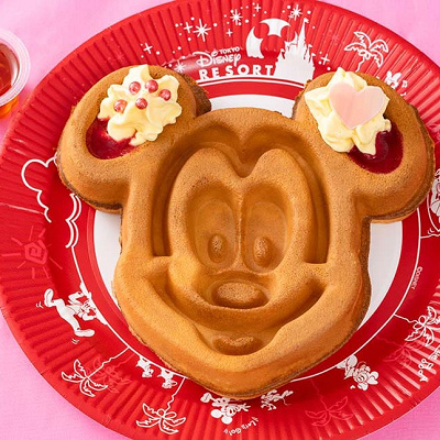 ミッキーワッフル、カスタードホイップとラズベリーピュレメイプルソース