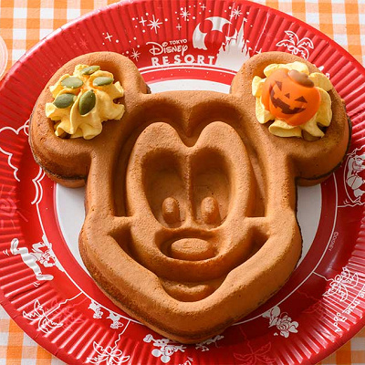 ミッキーワッフル、パンプキンホイップとメイプルソース付き