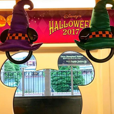 ミッキー窓とハロウィーン仕様のミッキーつり革