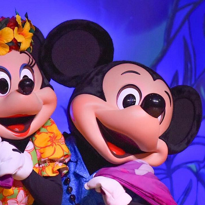 ミッキーのレインボー・ルアウは2段構成