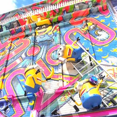 ミニオン・パークのショッピングゾーンのミニオンたち