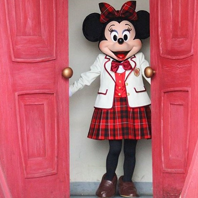 春キャンシーズンに登場する制服姿のミニー♡