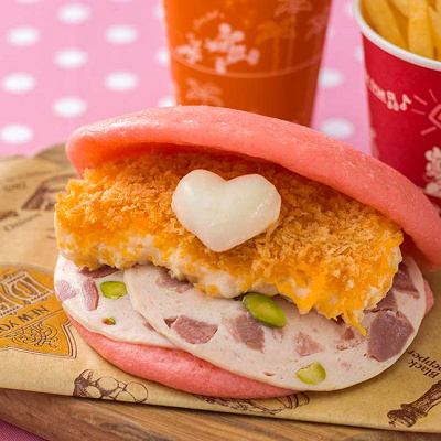 ミニーべスティーズバッシュメニュー：ソーセージとマッケンチーズグラタンのサンド