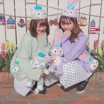 ミントグリーンのオーバーサイズニット×ドットスカート