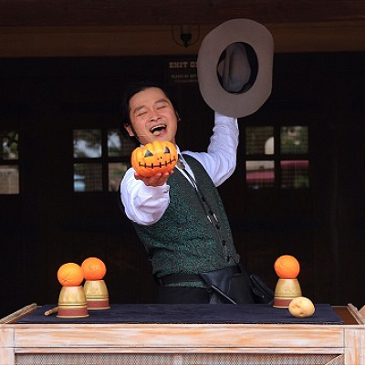 カップ&ボールを披露するミシシッピ・マイク（ハロウィーンバージョン）