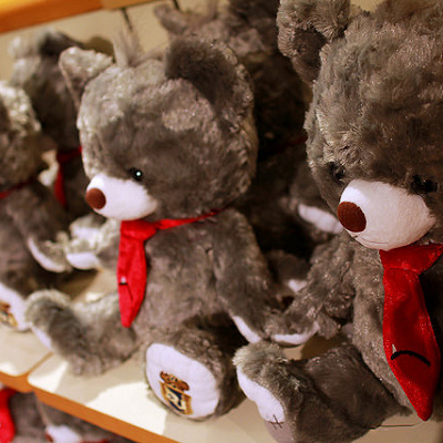 赤いネクタイがトレードマークのモカ