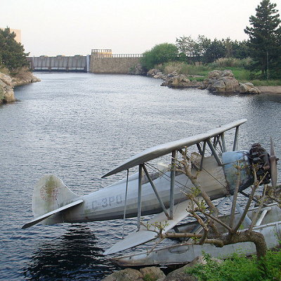 謎の飛行機。大きな飛行機なので見たことがある人も多いはず。