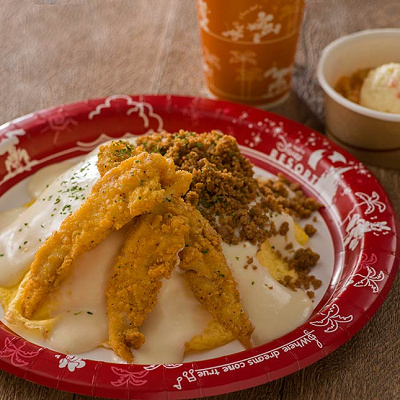 オムライス、フライドチキンと鶏そぼろ