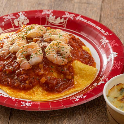 シュリンプとチリトマトソースのオムライス、ほうれん草とコーンのミニグラタン付き