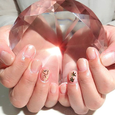 ナチュラルネイルにディズニーのワンポイント