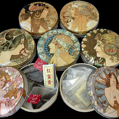 和紅茶、チョコレート入りオリジナルミュシャ缶（各950円）