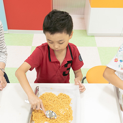 オリジナルベビースターを作る親子