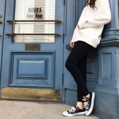 パーカー×スキニーは鉄板の組み合わせ！