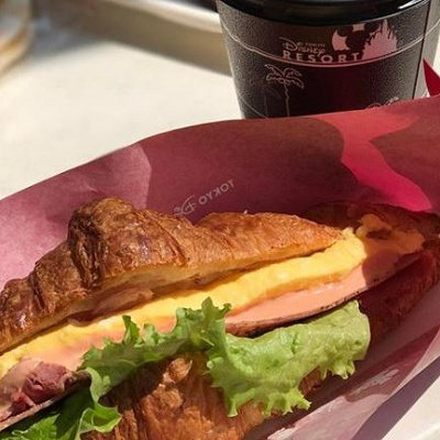 パストラミとエッグサラダのサンドウィッチ