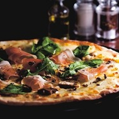 ピッツァ アズーラ（4種のチーズと生ハムとルッコラのピッツァ 黒トリュフ添え）