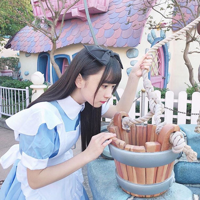 井戸のバケツを使ってポーズ